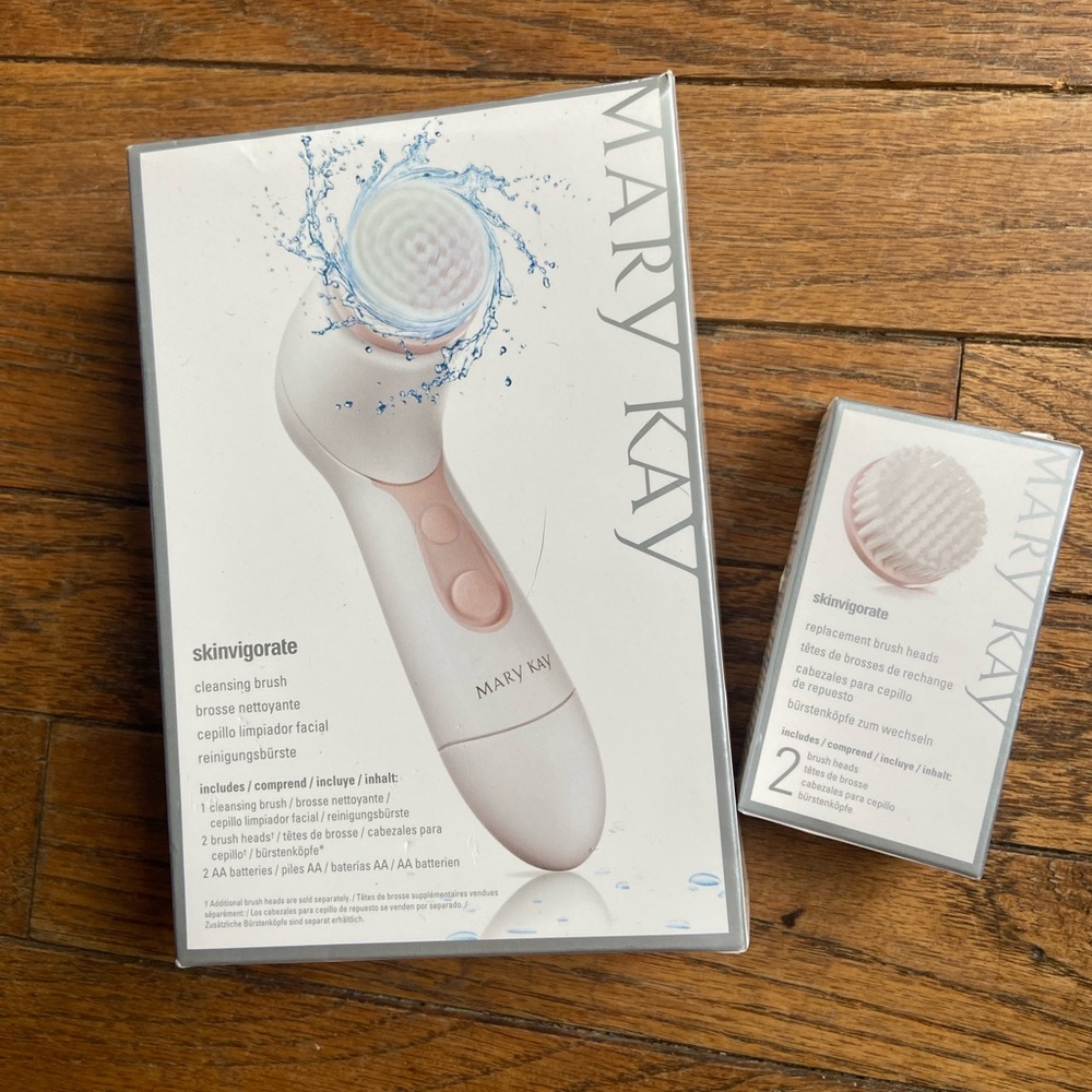 MARY KAY: skinvigorate brush with replacement heads. Never used